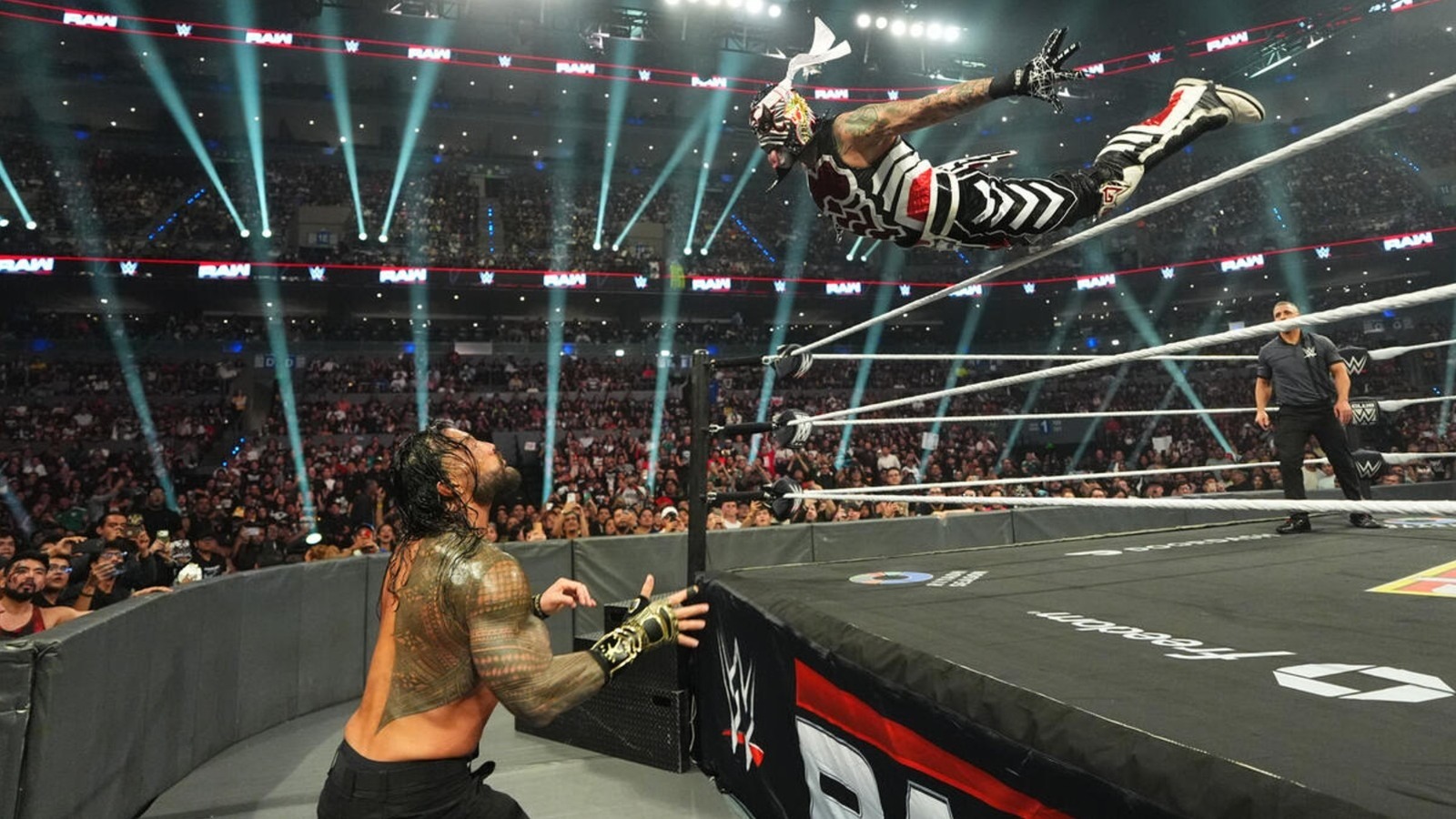 Penta Calls Roman Reigns ‘Best In The Universe’ After Close Raw Title Match In Mexico